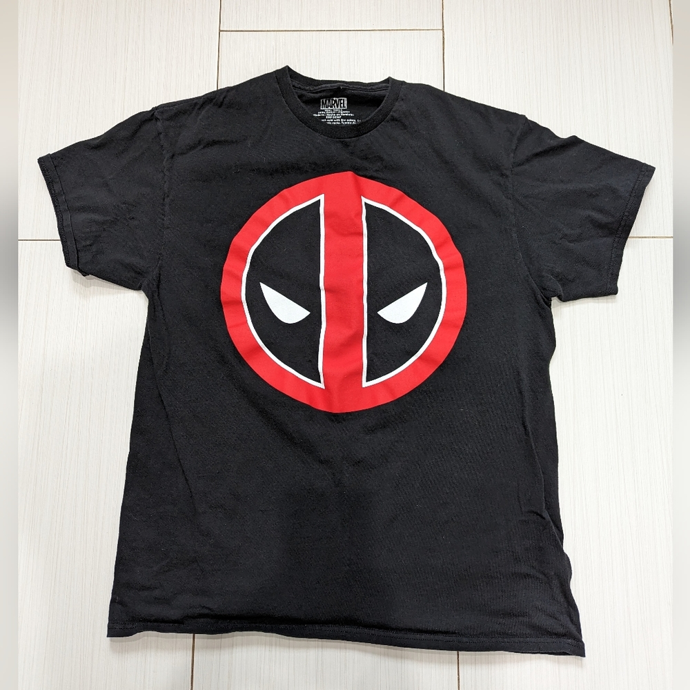 Marvel Adults Size Large Black Deadpool Short Sleeve Graphic Tee Shirt